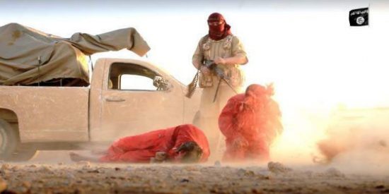 [V&Iacute;DEO SIN CENSURA] Ametrallados en el desierto sirio por ISIS y abandonados a los buitres