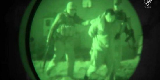 [V&Iacute;DEO X] El verdugo 'perdonavidas' del ISIS y su ejecuci&oacute;n en masa con gafas de visi&oacute;n nocturna