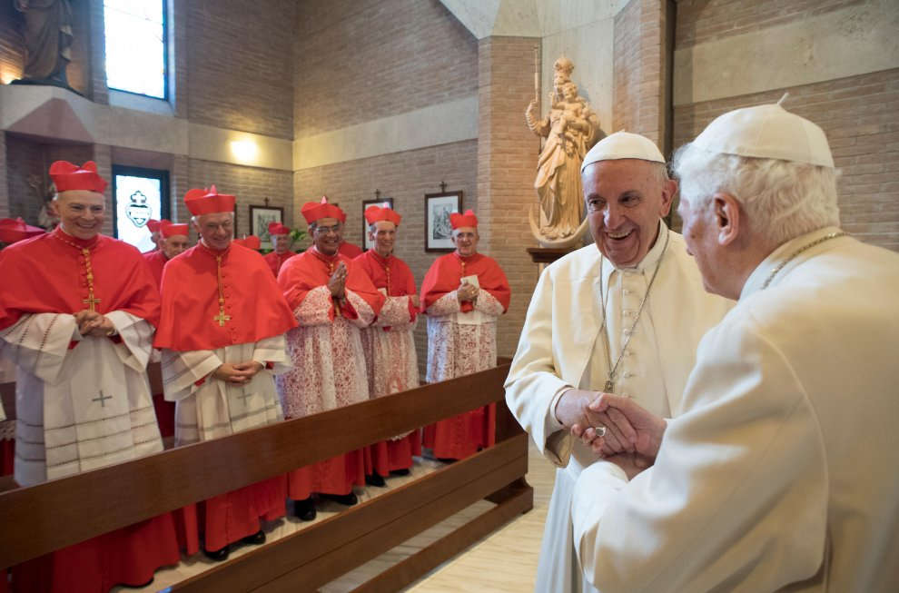 Benedicto y Francisco rezan con los nuevos purpurados