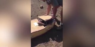 [V&Iacute;DEO] El despiadado racista que encierra vivo al negro en un ata&uacute;d