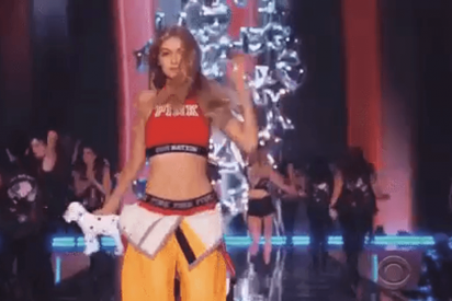 Gigi Hadid posa desnuda para publicitar un marca de calzado