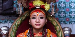 La corta vida de las Kumaris: las ni&ntilde;as diosas de Nepal