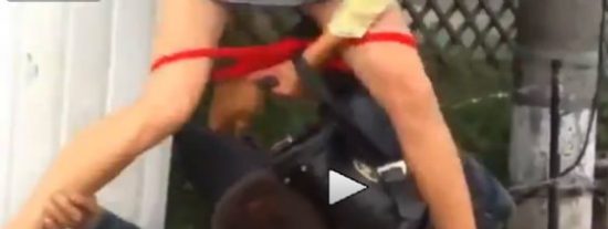Sexo: La cachonda rusa obliga al borrachuzo a 'com&eacute;rselo' todo mientras ella merienda