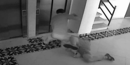 [V&Iacute;DEO] Le dan una paliza de muerte en su portal para robarle un reloj barato