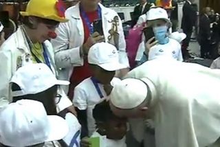 El Papa denuncia la "tentaci&oacute;n de transformar los hospitales en empresas"