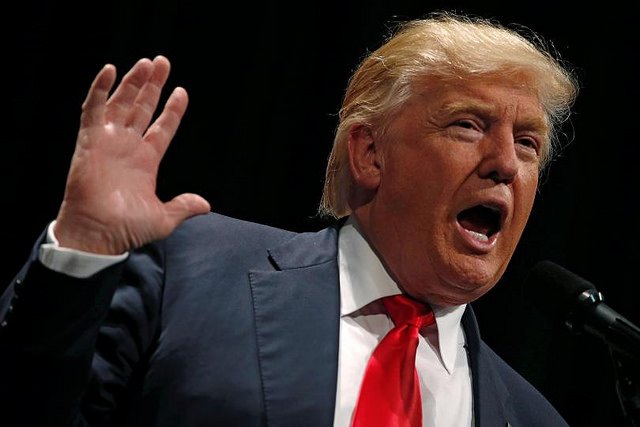 El presidente Donald Trump se rodea de millonarios