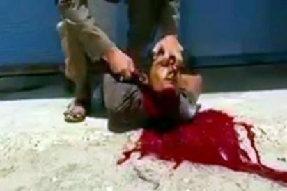 [V&Iacute;DEO X] Los dos manazas del ISIS que no saben cortarle la cabeza a un cristiano