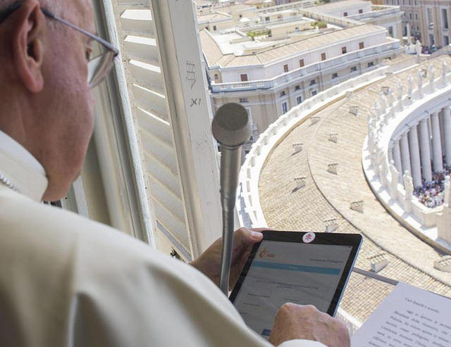 El Papa tambi&eacute;n cubre la webcam de su iPad