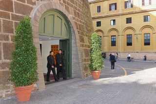 La Fiscal&iacute;a de Roma pide penas de c&aacute;rcel para los ex-directores del Banco Vaticano acusados de blanqueo