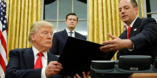 Donald Trump se estrena en la Casa Blanca con la firma del principio del fin del 'Obamacare'