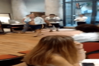 le cortan el agua y se va duchar a la sede de la empresa que se la cort&oacute;