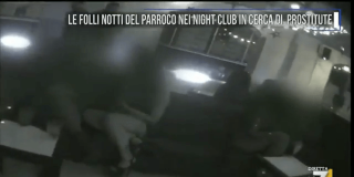 El v&iacute;deo del cura cazado en un club de putas que clama al cielo: "Peco y luego me confieso"