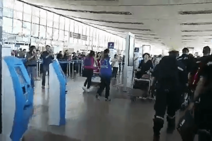 Los chilenos despiden entre aplausos al contingente de la UME que combati&oacute; los incendios forestales