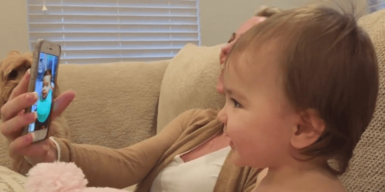 Dos beb&eacute;s hablan por videoconferencia