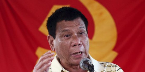Duterte env&iacute;a a 311 polic&iacute;as corruptos a una isla donde cortan cabezas: "Si sales vivo puedes regresar"