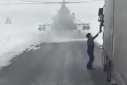 Muy loco: aterriza un helicóptero para preguntar a un camionero