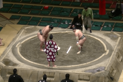 Combate de sumo acaba en KO