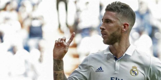 Brutal rajada de jugadores del Barça contra Sergio Ramos