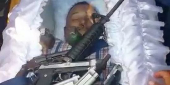 El velatorio del malandro armado hasta los dientes que da un susto de muerte al tirano Maduro
