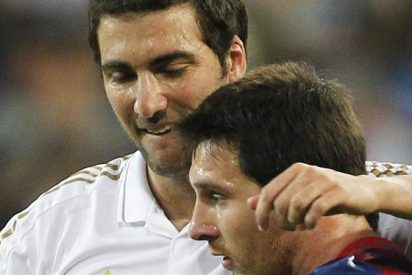 El 'palito' (con clase) de Gonzalo Higua&iacute;n a Leo Messi