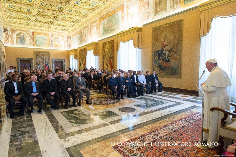 Papa: "No somos príncipes, somos gente sencilla"