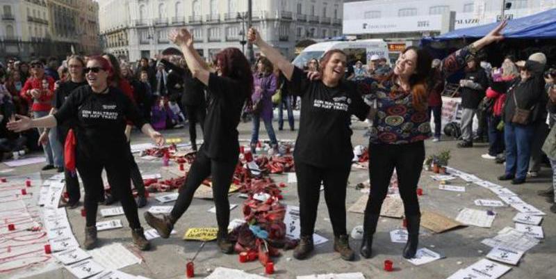 Carmena y los de Podemos multan a las mujeres en huelga de hambre en la Puerta Sol por instalar una carpa