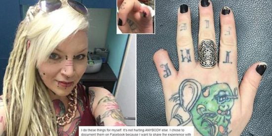 La mujer que se corta el dedo me&ntilde;ique simplemente porque le sale del mo&ntilde;o