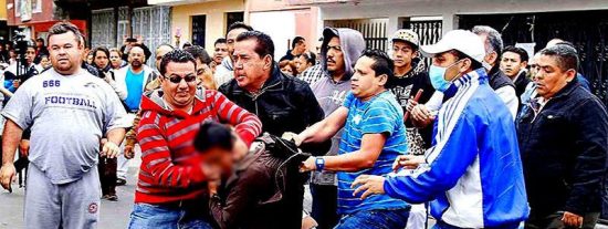 As&iacute; lincha una turba con un tronco al ratero venezolano que ten&iacute;a su pistola encasquillada