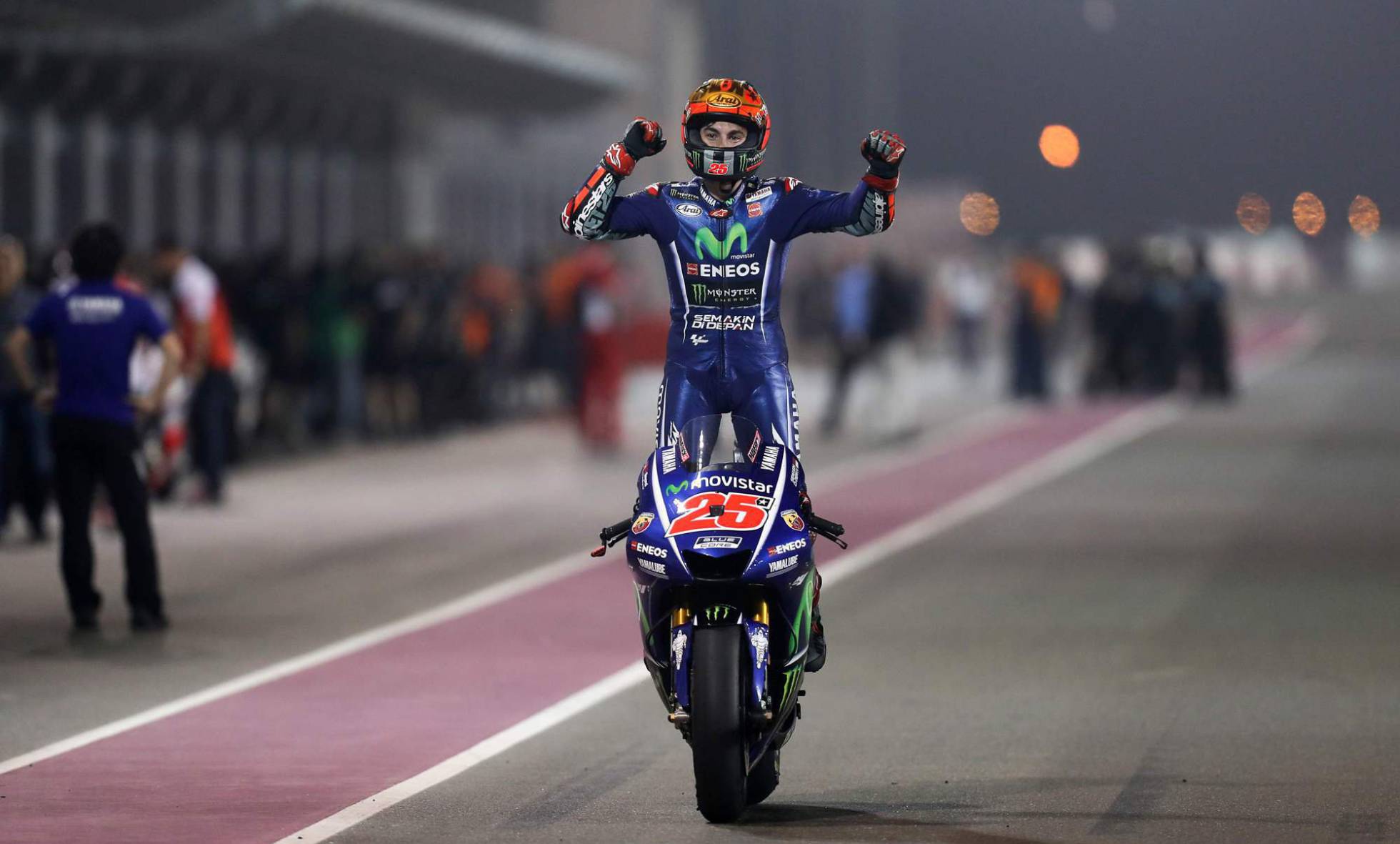 El piloto espa&ntilde;ol Maverick Vi&ntilde;ales se exhibe en Losail y Rossi sube al podio