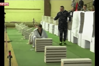 Un campe&oacute;n de Taekwondo rompe 11 ladrillos seguidos