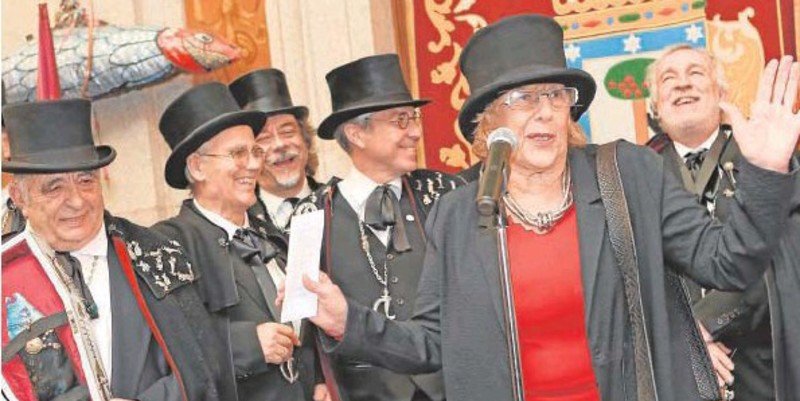 Manuela Carmena: Una mujer con sombrero y un mont&oacute;n de cobardes
