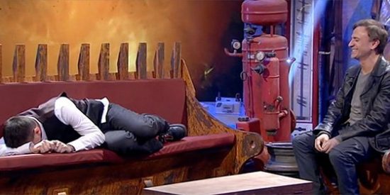 Monedero, como Pedro por su casa en TVE: acaba repanchingado en el sof&aacute; que pagan todos los espa&ntilde;oles con sus impuestos
