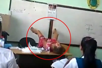 El v&iacute;deo de la profesora que se abre de piernas en clase para ense&ntilde;ar a parir