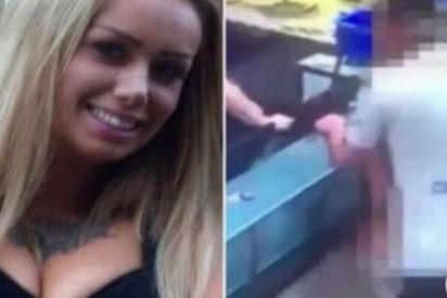 La hambrienta joven se da un atrac&oacute;n sexual mientras espera una pizza en el local