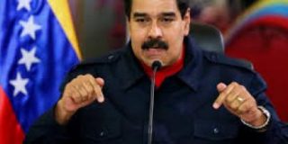&iexcl;Los venezolanos corren a huevazos al dictador Maduro!
