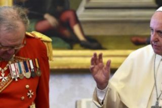 Matthew Festing desobedece una vez m&aacute;s al Papa y se presenta en Roma