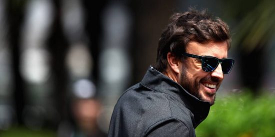 Fernando Alonso vuelve a su aciaga realidad contemplando de lejos el duelo Hamilton-Vettel