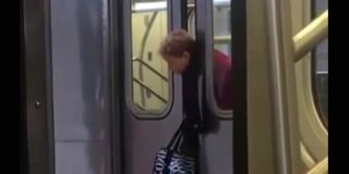 [V&Iacute;DEO] Se queda con la cabeza atrapada en las puertas de un metro y nadie le hace pajolero caso