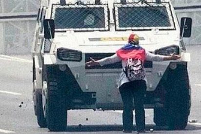 La mujer que par&oacute; a la tanqueta chavista y se convirti&oacute; en la imagen de las protestas contra la tiran&iacute;a en Venezuela