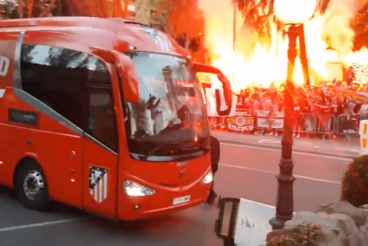 Brutal recibimiento de los ultras del Atleti a los jugadores... &iexcl;el d&iacute;a antes!
