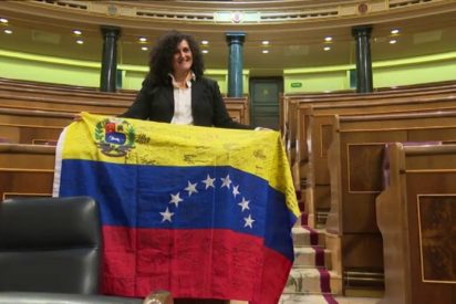 La opositora venezolana que 'amortaja' con su bandera el esca&ntilde;o vac&iacute;o del vivales de Iglesias