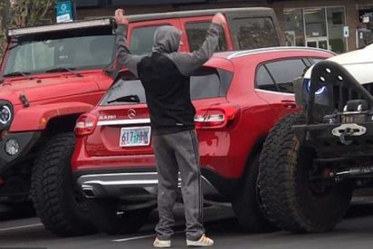 Los dos cabroncetes de los Jeep dan una lecci&oacute;n al chulito del Mercedes
