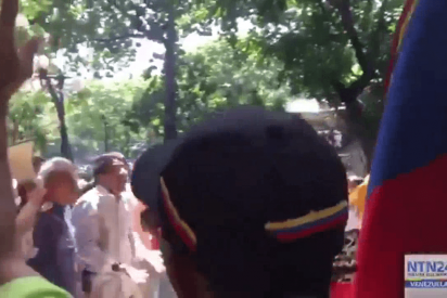As&iacute; le corta la cara con un vidrio una horda chavista a un diputado opositor