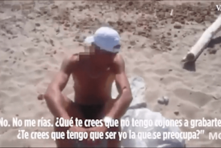 Una joven denuncia que se est&aacute;n masturbando a su lado y graba al hombre