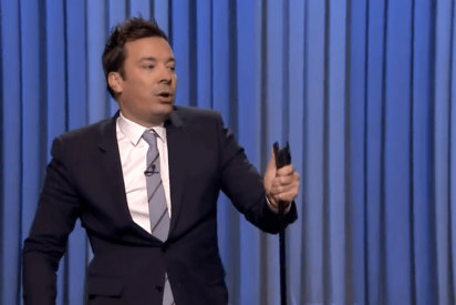 Ni&ntilde;o chino que corta la fruta con cartas