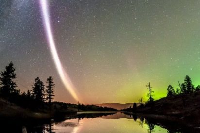 Una extra&ntilde;a columna de luz irrumpi&oacute; en el cielo de Canad&aacute;