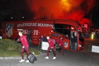 Brutal recibimiento de los ultras del Atleti a los jugadores... &iexcl;el d&iacute;a antes!