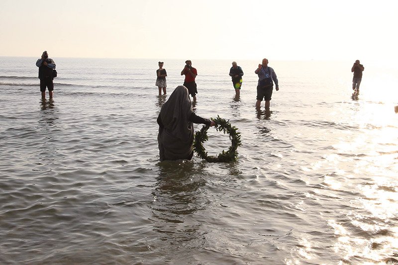 Cofrad&iacute;as valencianas rezan a orillas del mar por los refugiados ahogados en el Mediterr&aacute;neo