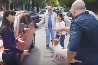 La reacci&oacute;n de un hombre ante una mujer que estaba abandonando a su perro