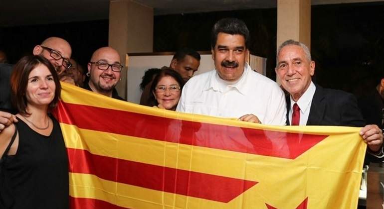 El tirano Nicol&aacute;s Maduro se fotograf&iacute;a con una 'estelada' independentista catalana